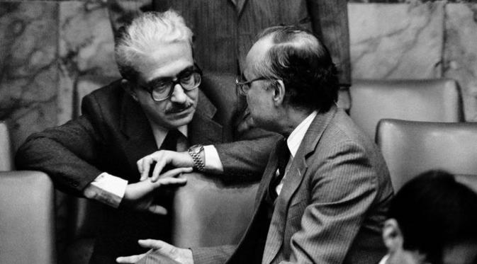 Tariq Aziz berbicara dengan delegasi India, Chinmaya Rajaninath Gharekhan, pada pertemuan DK PBB tahun 1992. (The New York Times/Don Hogan Charles)
