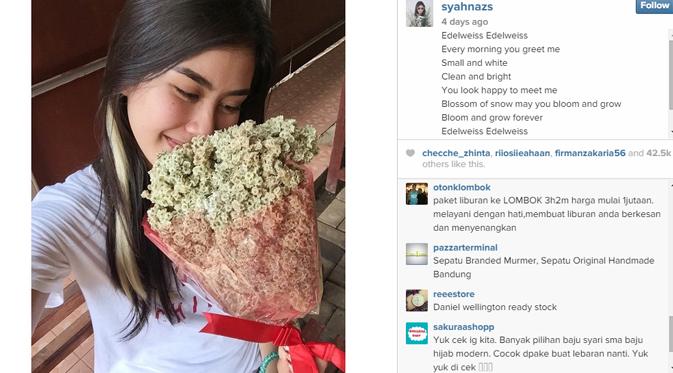 Syahnaz memperlihatkan menjadi bunga dari Juan Christian. (foto: instagram.com/syahnazs)