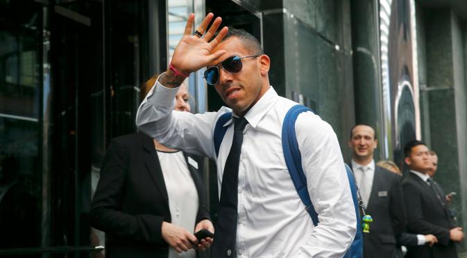 Penyerang Juventus, Carlos Tevez mengunakan kacamata hitam menyapa pengemarnya saat tiba di hotel, Berlin, Jerman (5/62015). Juventus akan menghadapi Barcelona di final Liga Champions di Olympiastadion Berlin. (REUTERS/Michael Dalder)