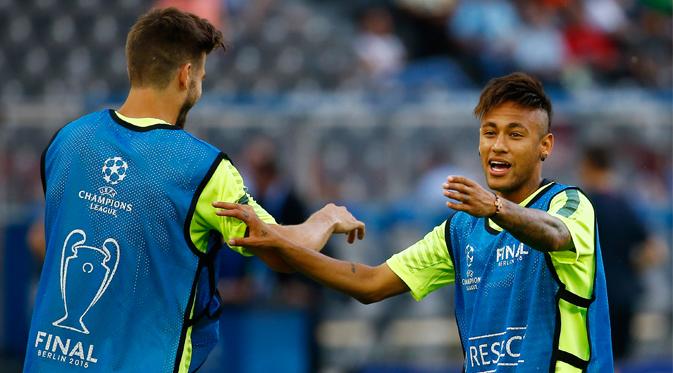 Neymar dan Gerard Pique Saat Sesi Training Jelang Final LIga Champions Juventus vs Barcelona (Reuters / Kai Pfaffenbach)