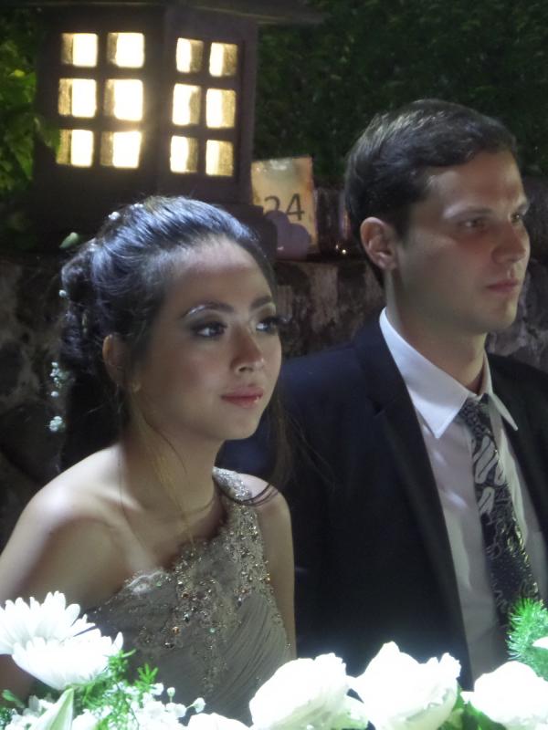 Nadia Vega akhirnya bertunangan dengan Jorik Dozy di Kebun Raya Bogor. 