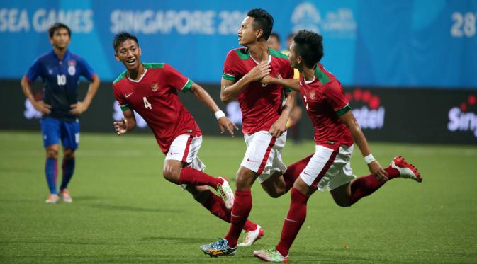 Penyerang timnas Indonesia U-23, Muchlis Hadi Ning Syaifulloh (kedua kanan) berlari usai mencetak gol ke gawang Kamboja pada laga lanjutan Grup A Sea Games 2015 di Stadion Jalan Besar, Singapura, (6/6/2015). (Liputan6.com/Helmi Fithriansyah)