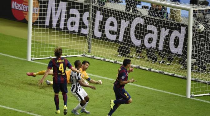 Luis Suarez mencetak gol kedua Barcelona ke gawang Juventus dalam final Liga Champions di Olympiastadio Berlin, Jerman (ODD ANDERSEN / AFP)