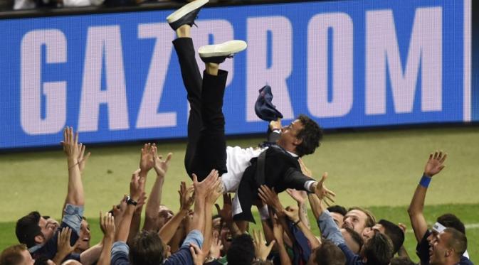 Pelatih Luis Enrique sukses meraih treble winners bersama Barcelona di musim pertamanya (ODD ANDERSEN / AFP)