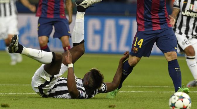 Gelandang Juvents Paul Pogba mengecam wasit Cuneyt Cakir karena tidak memberikan hadiah penalti di final Liga Champions kontra Barcelona (LLUIS GENE / AFP)