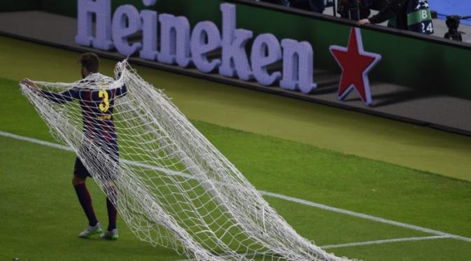 Selebrasi aneh Gerrard Pique dengan jaring gawang ( AFP PHOTO / ODD ANDERSEN)