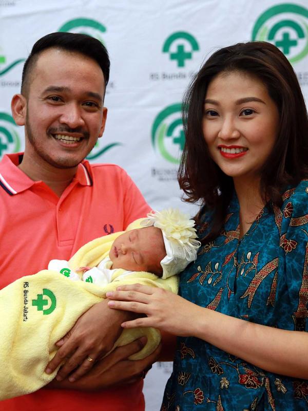 Kehadiran Thalia Putri Onsu seakan melengkapi keluarga Ruben Onsu dan Sarwendah. (Deki Prayoga/Bintang.com)