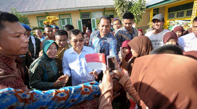 Kedatangan JK disambut antusiasme siswa dan para pengajar SDN 2 Manurunge, Bone, Sulawesi Selatan. (Liputan6.com/Faizal Fanani)