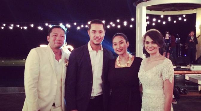 Pasangan Ringgo Agus Rahman dan Sabai Morscheck menyambut kedatangan Happy Salma dan suami. (Instagram)