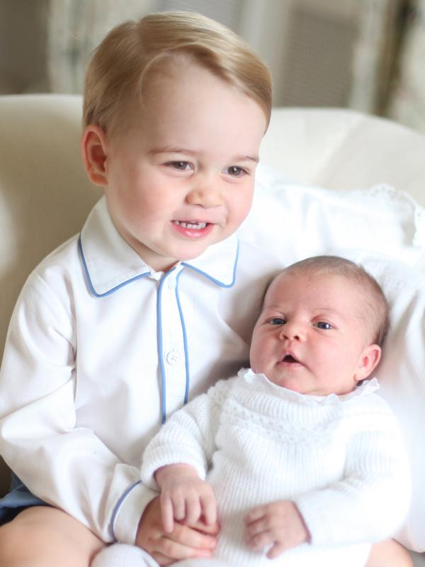 Dalam sebuah foto yang dirilis pada Sabtu, 6 Juni 2015 tersebut, tampak Pangeran George tersenyum sambil memangku sang adik, Putri Charlotte di rumah mereka di Anmer Hall, Norfolk. (REUTERS/Duchess of Cambridge)