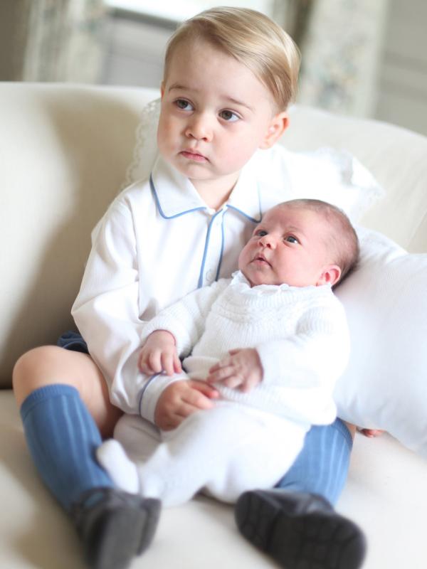 Di salah satu pose, terlihat Pangeran George dan Putri Charlotte berpose duduk di atas sofa saat bersantai di rumah mereka di Anmer Hall, Norfolk. (REUTERS/Duchess of Cambridge)