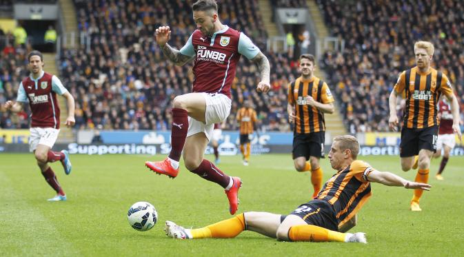 Danny Ings of Burnley in action with Michael Dawson of Hull City Action Images via Reuters / John Clifton Livepic EDITORIAL USE ONLY. 
