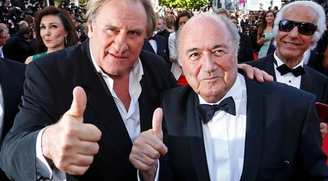 Aktor Prancis Gerard Depardieu dan Sepp Blatter di Festival Film Cannes 2015. (dok, istimewa)