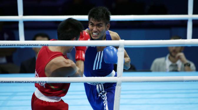 Petinju Indonesia, Farrand Papendang (kaus biru) dipaksa mengakui ketangguhan petinju Vietnam, Nguyen Van Hai