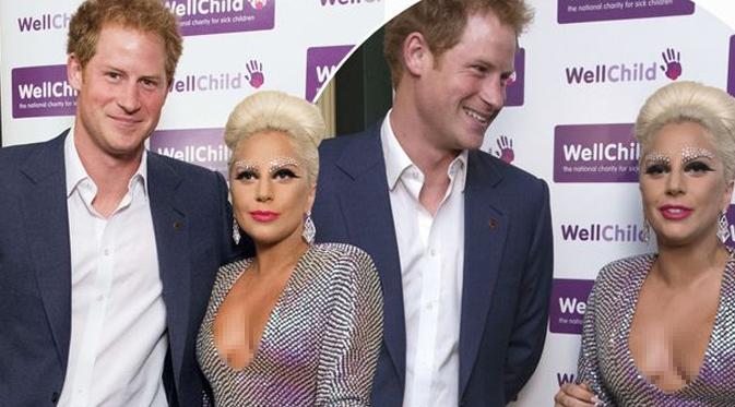 Pangeran Harry dan Lady Gaga berpose bersama saat bertemu dalam acara amal di London. (foto: Mirror.co.uk)