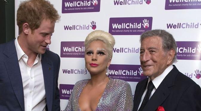 Pangeran Harry, Lady Gaga, dan Tony Bennett berpose bersama saat bertemu dalam acara amal di London. (foto: Mirror.co.uk)