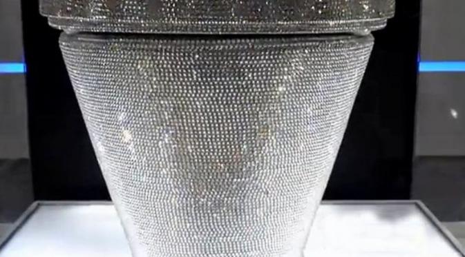 Toilet super mewah bertahtakan 72.000 kristal swarovski. (Mirror.co.uk)