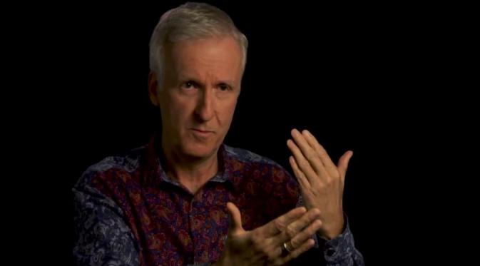 James Cameron, sutradara Terminator 1 dan 2, mendiskusikan banyak hal soal Terminator Genisys sambil mengenakan kemeja batik.