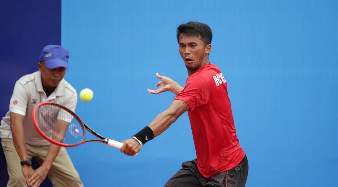 Aditya Sasongko menyumbang poin pertama untuk Indonesia dalam final tenis beregu melawan Thailand di SEA Games 2015 Singapura (Liputan6.com/Helmi Fithriansyah)