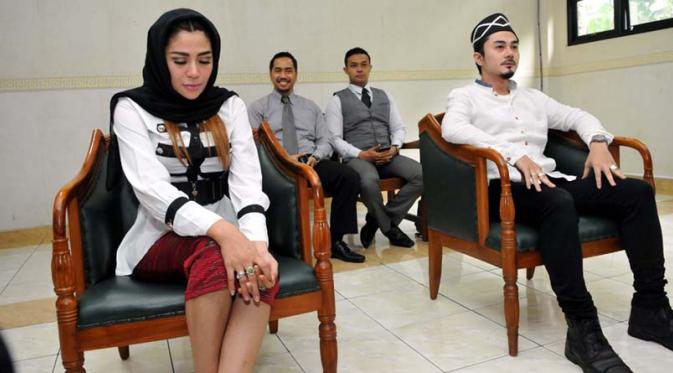 Cinta Penelope dan suami, Dony Hermawan saat menjalankan sidang cerai di Pengadila Agama Jakarta Timur. Foto: Panji Diksana/Liputan6.com