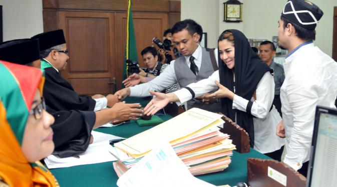 Cinta Penelope dan suami, Dony Hermawan usai menjalankan sidang cerai di Pengadila Agama Jakarta Timur. Foto: Panji Diksana/Liputan6.com