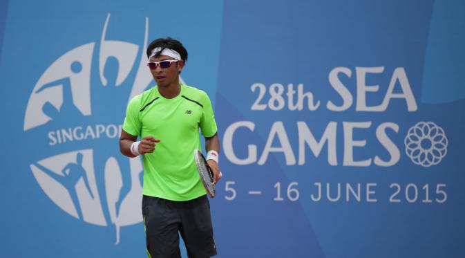 Petemis Indonesia Christopher Rungkat kalah dari petenis Thailand Danai Udomchoke pada partai kedua final tenis beregu putra SEA Games 2015 Singapura (Liputan6.com/Helmi Fithriansyah)
