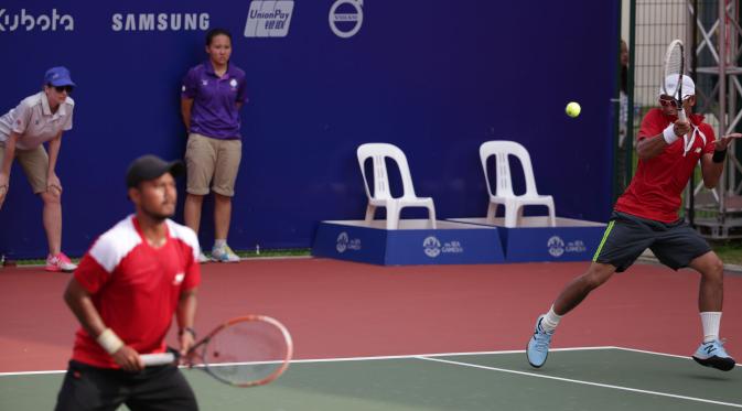 Ganda putra tenis Indonesia Sunu Wahyu Trijati/Christoper Rungkat kalah dari pasangan Thailand di final tenis beregu putra SEA Games 2015 Singapura (Liputan6.com/Helmi Fithriansyah)