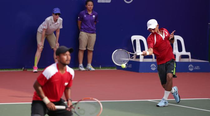 Ganda putri Indonesia Suci Rizki Andini/Maretha Dea Giovani tampil kurang solid di final tenis beregu putra SEA Games 2015 Singapura melawan Thailand (Liputan6.com/Helmi Fithriansyah)