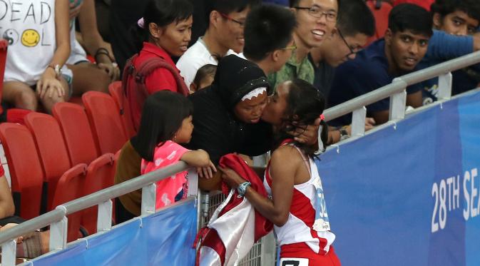 Atlet andalan Indonesia di cabang atletik, Triyaningsih berhasil meraih medali emas di nomor 5.000 meter SEA Games 2015. (Bola.com/Arief Bagus)