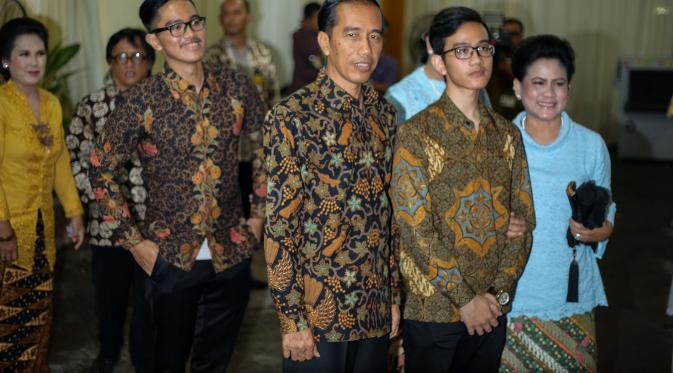 Presiden Jokowi bersama keluarga tiba di kediaman calon mempelai wanita, Selvi Ananda, di Jalan Kutai, Sumber, Solo, Jawa Tengah, Selasa (9/6/2015) malam. (Liputan6.com/Faizal Fanani)
