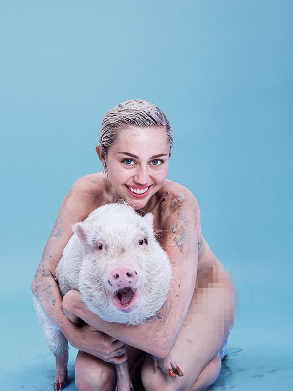 Miley Cyrus mengekspos tubuhnya tanpa busana di Majalah Paper. (foto: papermag.com)