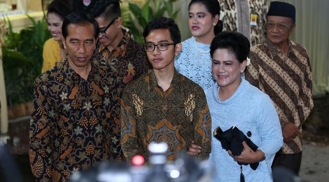 Gibran Rakabuming bersama kedua orang tuanya (Galih W. Satria/Bintang.com)