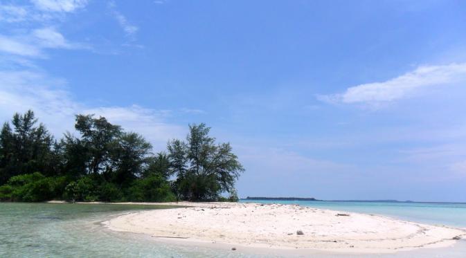 Pergi ke pantai buat kamu rileks. | via: panduanwisata.id