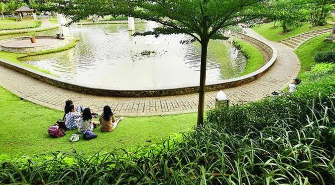 Hijaunya pepohonan di taman kota bisa buat kamu tenang. | via: yukpegi.com