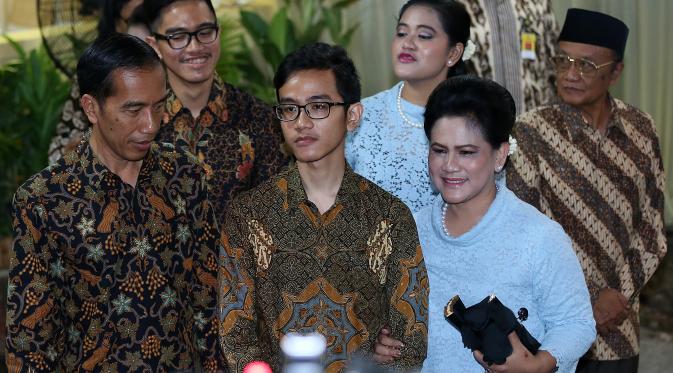 Jokowi, Gibran Rakabuming, dan Iriana Jokowi saat acara melamar Selvi Ananda (Galih W. Satria/Bintang.com)