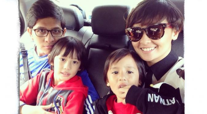 Joanna Alexandra bersama suami, Raditya Oloan dan dua orang putranya. Foto: Instagram