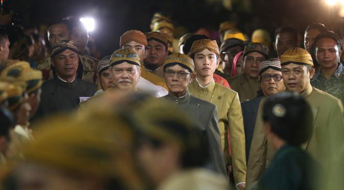  Jokowi beserta istrinya tidak tampak mendampingi Gibran saat acara midodareni Gibran Rakabuming - Selvi Ananda. (Galih W. Satria/Bintang.com)