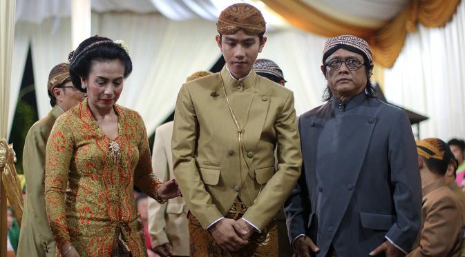 Rupanya, orang tua calon mempelai pria memilih mewakilkan kedatangan mereka pada bapak Miyono, pakde dari Presiden Jokowi.(Galih W. Satria/Bintang.com)