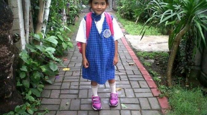 Angeline berjalan kaki dua kilometer ke sekolah | Via: facebook.com