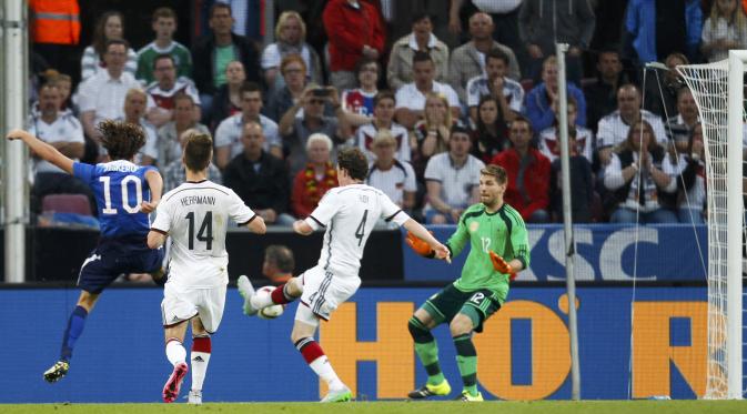 Mikkel Diskerud mencetak gol balasan Amerika Serikat ke gawang Jerman yang dikawan Ron Robert Zieler dalam laga persahabatan (REUTERS/Ina Fassbender)