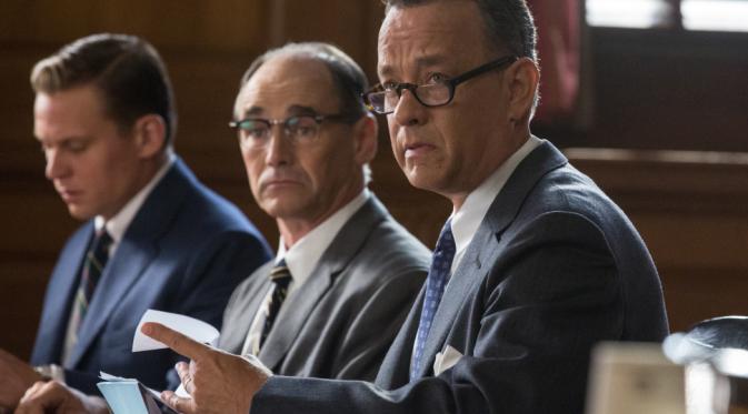 CIA mengirim Tom Hanks sebagai pengacara asuransi untuk melaksanakan tugas yang mustahil di trailer Bridge of Spies.