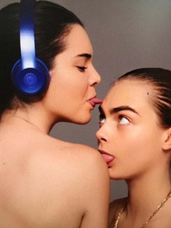 Kendall Jenner dan Cara Delevingne berpose topless. (foto: eonline)