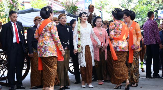 Kedatangan Selvi Ananda untuk mengikuti proses akad nikah