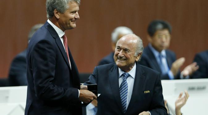 David Gill berbincang dengan Sepp Blatter (REUTERS)