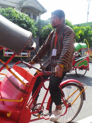 Pengayuh Becak  Nikahan Gibran Selvi Pakai Batik Lurik 