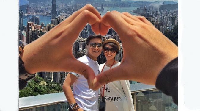 Arie Untung dan Fenita Jayanti saat berlibur di Hong Kong. Foto: Instagram