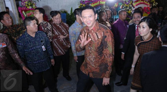 Basuki Tjahaja Purnama saat menghadiri resepsi pernikahan Acara resepsi pernikahan Gibran Rakabuming Raka dengan Selvi Ananda, Solo, Kamis (11/6/2015). Resepsi pernikahan malam hari ini dihadiri oleh para tamu VIP dan VVIP. (Liputan6.com/Faizal Fanani)