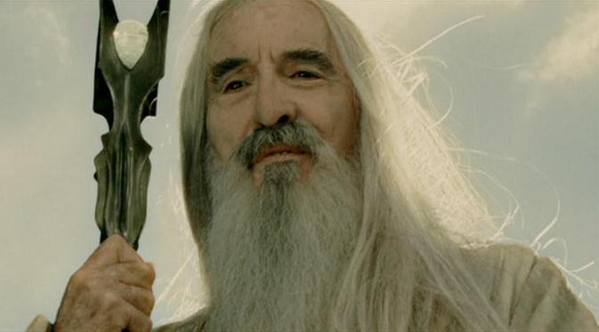 Christopher Lee saat menjadi saruman dalam film  The Lord of The The Rings. (via metalinjection.net)