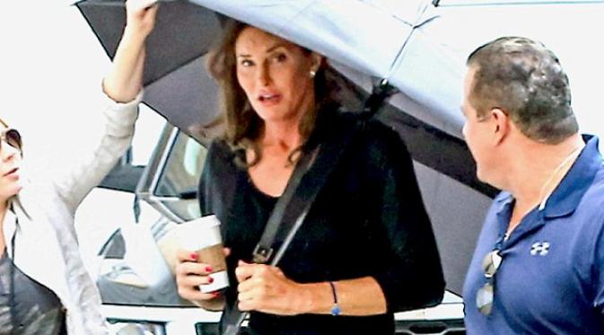 Caitlyn Jenner tampil cantik saat ia menjadi pembicara di yayasan LGBT. (via Dailymail.co.uk)