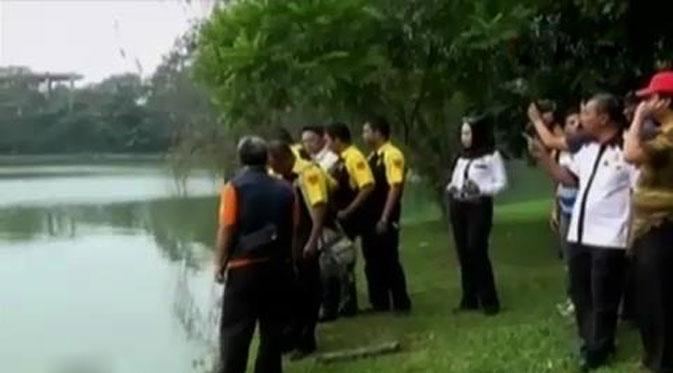 Tim Polda Metro Jaya dan Polres Depok melakukan olah TKP di Danau Kenanga, Universitas Indonesia, yang mrupakan lokasi jenazah Akseyna.   